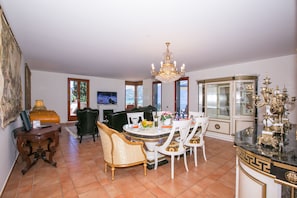 Apartment, 3 Bedrooms | In-room dining