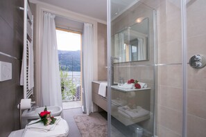 Familienapartment, 3 Schlafzimmer, Seeseite (Laglio Deluxe) | Badezimmer | Dusche, Regendusche, Haartrockner, Bademäntel