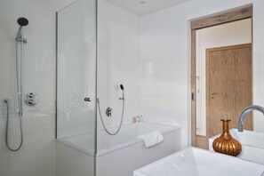 Bathtub, hair dryer, towels, soap - One bedroom apartment right on the slopes (Zürs am Arlberg)
