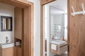 Bathtub, hair dryer, towels, soap - One bedroom apartment right on the slopes (Zürs am Arlberg)