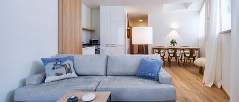 Een televisie, een tafeltennistafel en een stereo