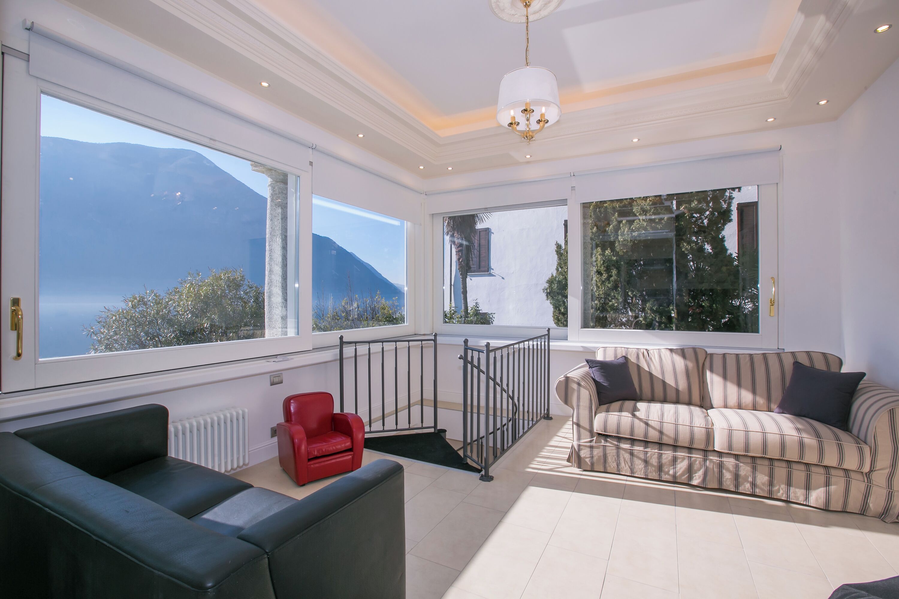Biệt thự dành cho gia đình, nhiều phòng ngủ, cạnh hồ (Villa Lugano Lakefront) | Khu phòng khách | TV màn hình phẳng, lò sưởi 