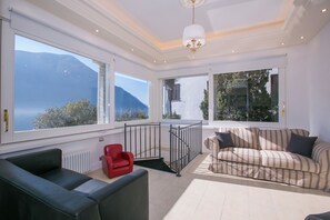 Villa Familiale, plusieurs chambres, en bord de lac (Villa Lugano Lakefront) | Coin séjour | Télévision à écran plat, cheminée