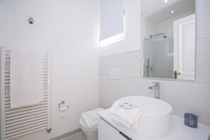 Familienvilla, Mehrere Schlafzimmer, Seeseite (Villa Lugano Lakefront) | Badezimmer | Dusche, Regendusche, kostenlose Toilettenartikel, Haartrockner