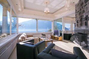 Familievilla, flere soverom, ved innsjø (Villa Lugano Lakefront) | Oppholdsområde | Flatskjerm-TV og peis