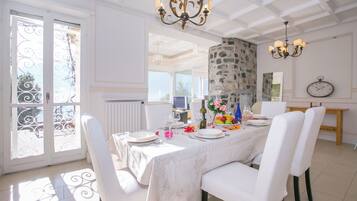 Family Villa, Multiple Bedrooms, Lakeside (Villa Lugano Lakefront) | Tempat makan