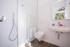 Family Villa, Multiple Bedrooms, Lakeside (Villa Lugano Lakefront) | Bathroom - Villa Lugano Lakefront  (Valsolda)