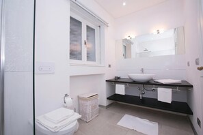 Family Villa, Multiple Bedrooms, Lakeside (Villa Lugano Lakefront) | Bathroom