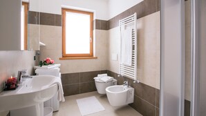 Familie resortwoning, meerdere slaapkamers, 2 badkamers, uitzicht op gebergte (Villetta Arisia) | Badkamer | Een bad/douchecombinatie, een regendouche, gratis toiletartikelen