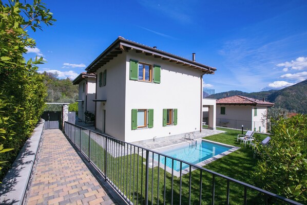 Hồ bơi ngoài trời phục vụ theo mùa, ghế dài tắm nắng 