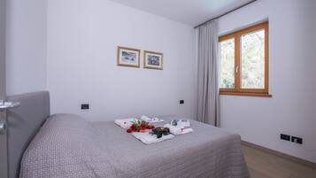 3 kamar tidur, setrika/meja setrika, Wi-Fi gratis, dan seprai linen