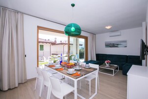 32-英寸纯平电视 （配备数码频道）、电视