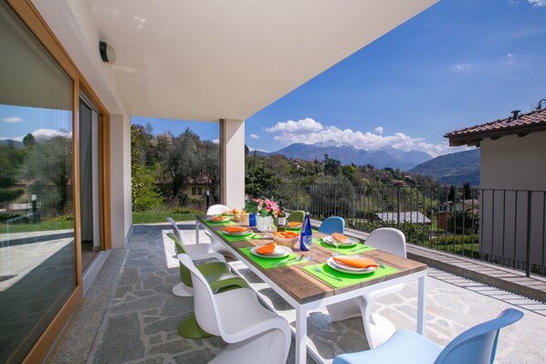 Villa luna di miele, camere multiple, 2 bagni, lato montagna (Villetta Tara) | Terrazza/patio
