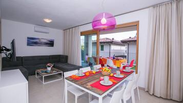 Townhouse Keluarga, beberapa kamar, 2 kamar mandi, tepi gunung (Villetta Arisia) | Area keluarga | Televisi layar datar 32-inci dengan saluran TV digital dan TV