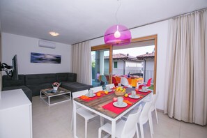 Family Townhome, Multiple Bedrooms, 2 Bathrooms, Mountainside (Villetta Arisia) | Living area | 32-inch flat-screen TV with digital channels, TV - Villetta Tara (Tremezzina)