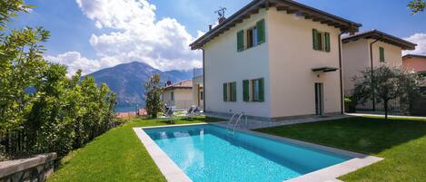 室外游泳池,提供日光浴躺椅