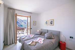 Familien-Stadtwohnung, Mehrere Schlafzimmer, 2 Bäder, Bergseite (Villetta Arisia) | 3 Schlafzimmer, Bügeleisen/Bügelbrett, kostenloses WLAN, Bettwäsche