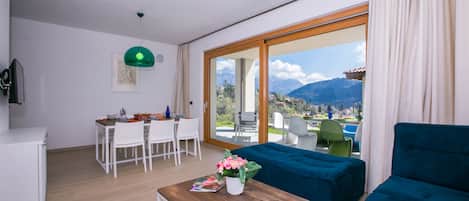 ฮันนีมูนวิลล่า, หลายห้องนอน, 2 ห้องน้ำ, ติดภูเขา (Villetta Tara) | ห้องนั่งเล่น | ทีวีจอแบน 32 นิ้ว พร้อมช่องดิจิตอล, ทีวี