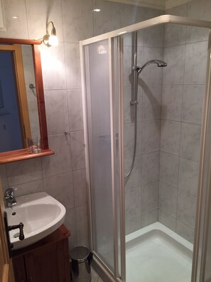 Duschwanne, Handtücher, Seife, Toilettenpapier
