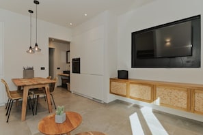 Dining - Elsa Modern Apartments. Οne bed Upper level Apt5. (Pogonia)