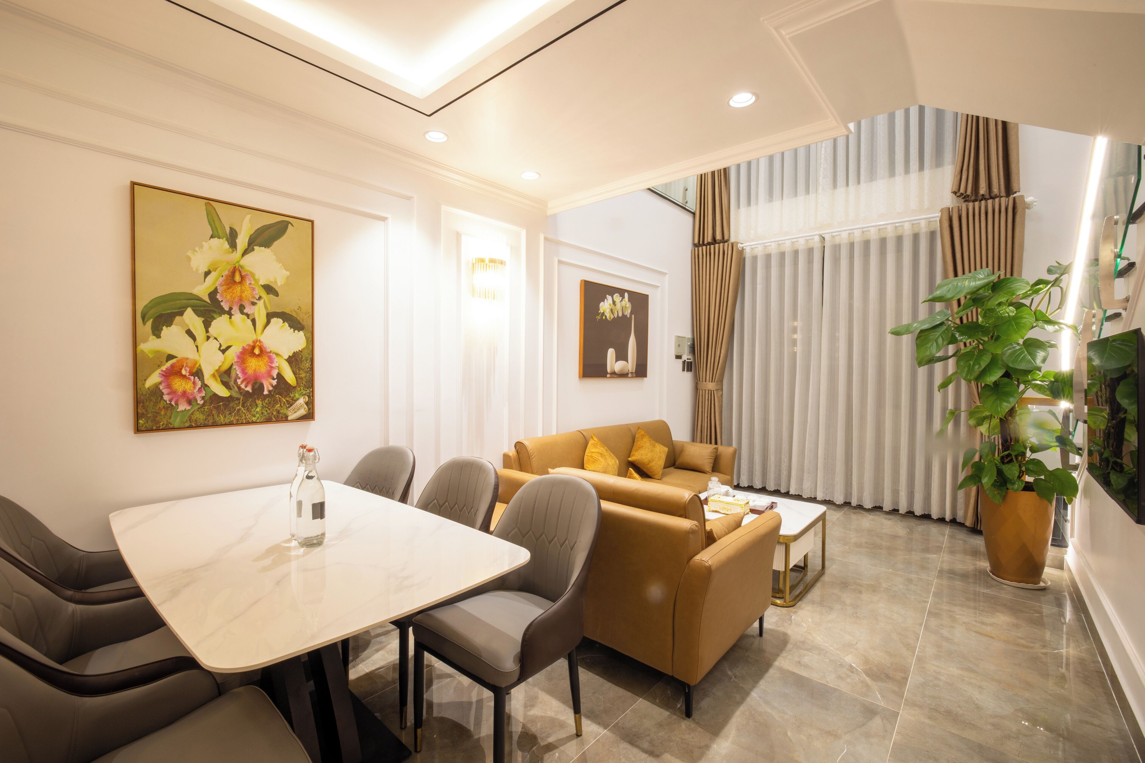 Căn hộ 4 phòng ngủ - Bedroom House | Khu phòng khách | Smart TV 43-inch có truyền hình cáp, TV, Netflix 