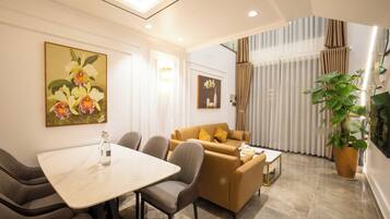 Luxury-Maisonette (Bedroom House, 4 bedrooms) | Wohnbereich | 43-Zoll-Smart-TV mit Kabelempfang, Fernseher, Netflix