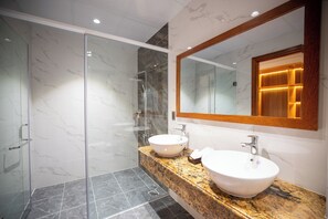 Luxury-Maisonette (Bedroom House, 4 bedrooms) | Badezimmer | Dusche, Hydromassagedusche, Designer-Toilettenartikel, Haartrockner