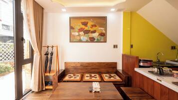Una cocina moderna con armarios de madera, una mesa de comedor y un cuadro grande en la pared.