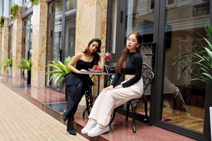 尊荣复式 | 起居区 | 43-英寸智能电视（配备有线频道）、电视、Netflix