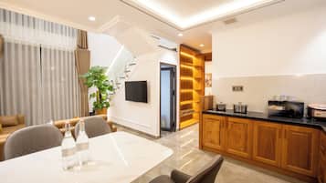 ๋ญ์
๋ฆฌ ์ํํธ (Bedroom House, 4 bedrooms) | ๊ฑฐ์ค ๊ณต๊ฐ | ์ผ์ด๋ธ ์ฑ๋ ์์ฒญ์ด ๊ฐ๋ฅํ 43์ธ์น ์ค๋งํธ TV, TV, ๋ทํ๋ฆญ์ค