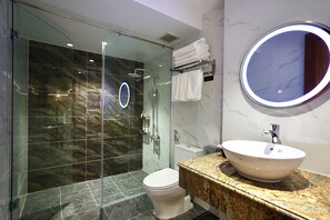 Douche, pomme de douche hydromassante, articles de toilette griffés
