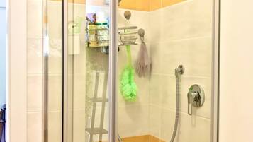 Ducha, secador de pelo, bidé y toallas