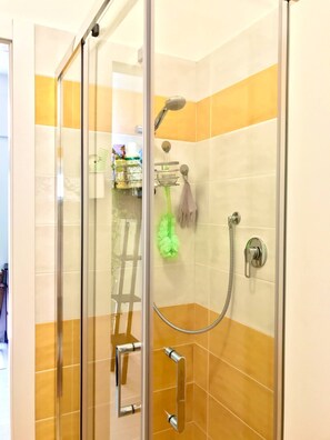 Douche, sèche-cheveux, bidet, serviettes fournies