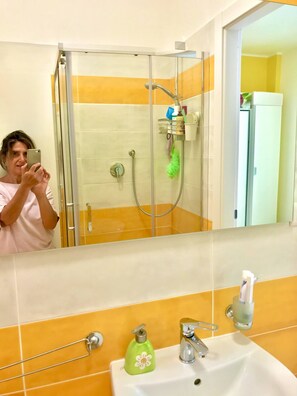 Shower, hair dryer, bidet, towels - Loft near Torvergata 3min walk from MetroC X Colosseum (Roma)