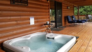 Terrace/patio - Homestead Cabin with hot tub                                                     (Strawberry Plains)