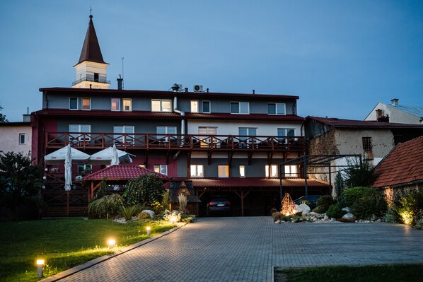Front of property – evening/night - Hotel Menhard (Vrbov)