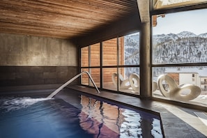 A spa area with a hot tub, large windows, and a view of snowy mountains. - L'Etesy, at the foot of the slopes & spa (Montgenèvre)