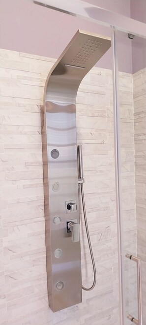 Deluxe Double Room, Balcony, Mountain View | Bathroom | Shower, hydromassage showerhead, free toiletries, hair dryer - Villa Bellavista Alba (Alba)