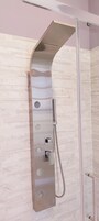 Deluxe tweepersoonskamer, balkon, uitzicht op bergen | Badkamer | Een douche, een hydromassagedouche, gratis toiletartikelen