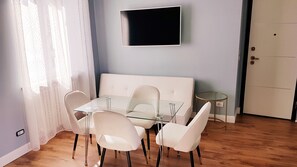 Deluxe Studio Suite | Living area | 46-inch Smart TV with satellite channels, TV - Villa Bellavista Alba (Alba)