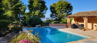 Private bedroom, swimming pool, pool-house, summer kitchen in beautiful, quiet property
