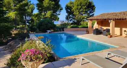 Private bedroom, swimming pool, pool-house, summer kitchen in beautiful, quiet property