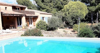 Chambre privée, piscine, pool-house, cuisine d'été dans belle propriété au calme