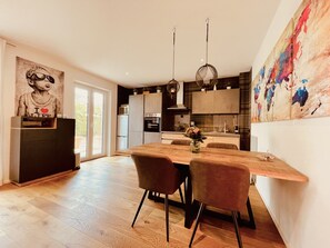 ثلاجة، ميكروويف، فرن، موقد طهي مسطح