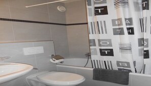 Studio - 021 - 790000 | Bathroom - Athénée 40 by Homenhancement  (Geneva)