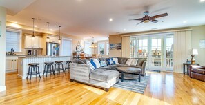 Een smart-tv, een open haard, een dvd-speler en boeken