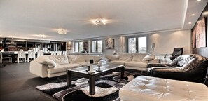 Smart-tv, een open haard, een dvd-speler en een tafeltennistafel