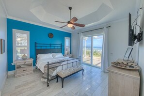 4 habitaciones, escritorio y tabla de planchar con plancha 