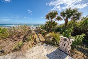 En la playa, sillas reclinables de playa, toallas de playa