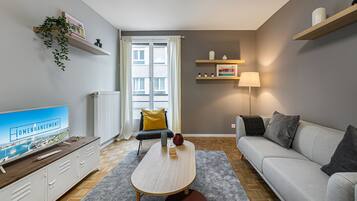 Studio Deluxe | Bàn ủi/dụng cụ ủi quần áo, bộ trải giường